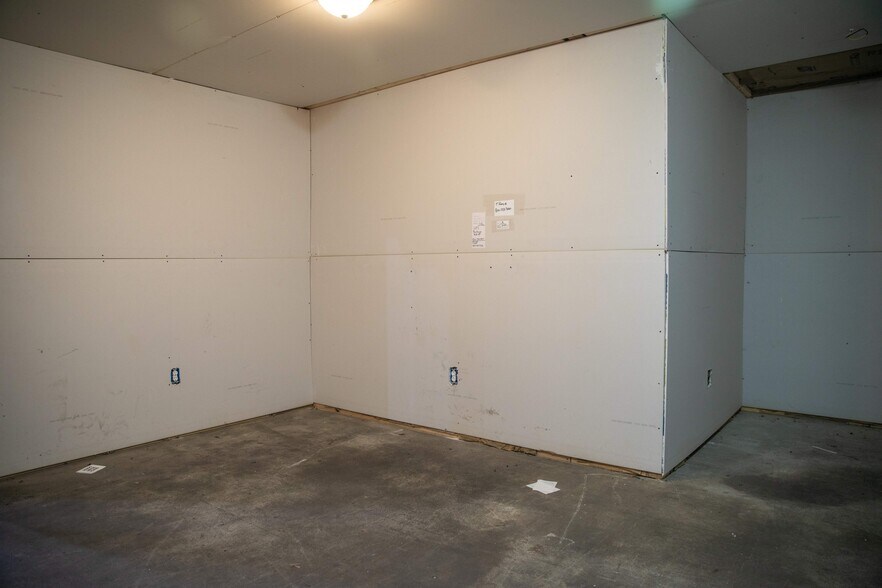 More Photos Of 8506 Potts Ln, Seaford Manufacturing For Lease