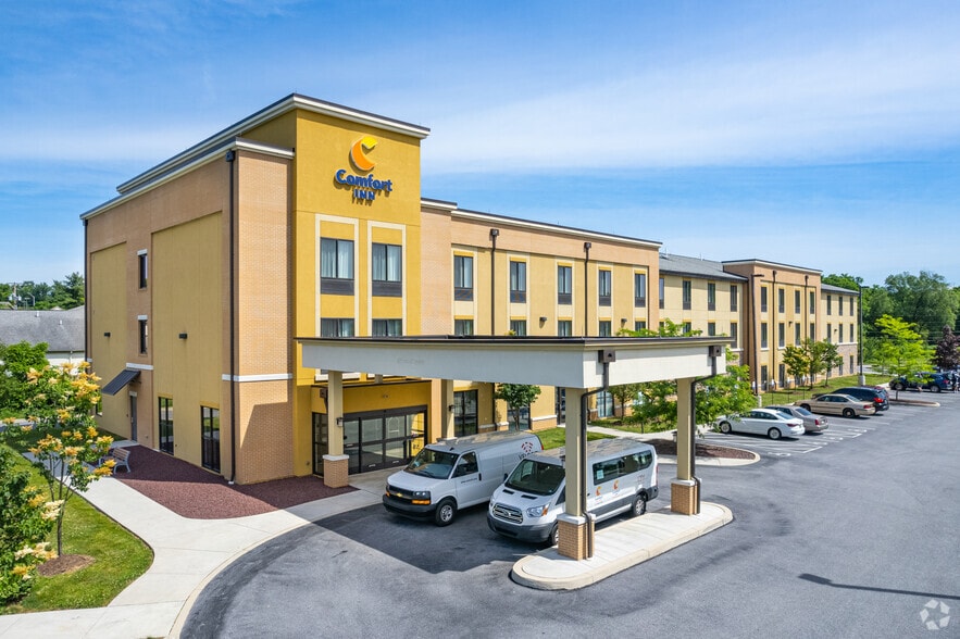 Primary Photo Of 77 Shady Ln, Carlisle Hotel For Sale