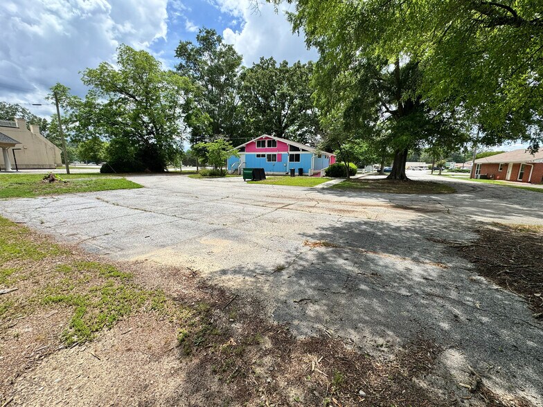 More Photos Of 685 N Jeff Davis Dr, Fayetteville Freestanding For Sale