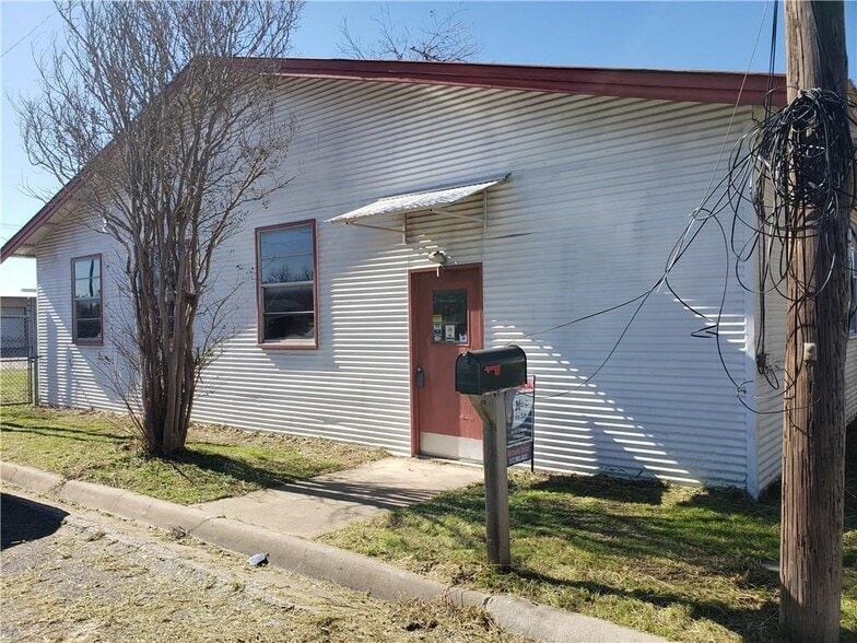 More Photos Of 185 S Titus St, Giddings Freestanding For Sale