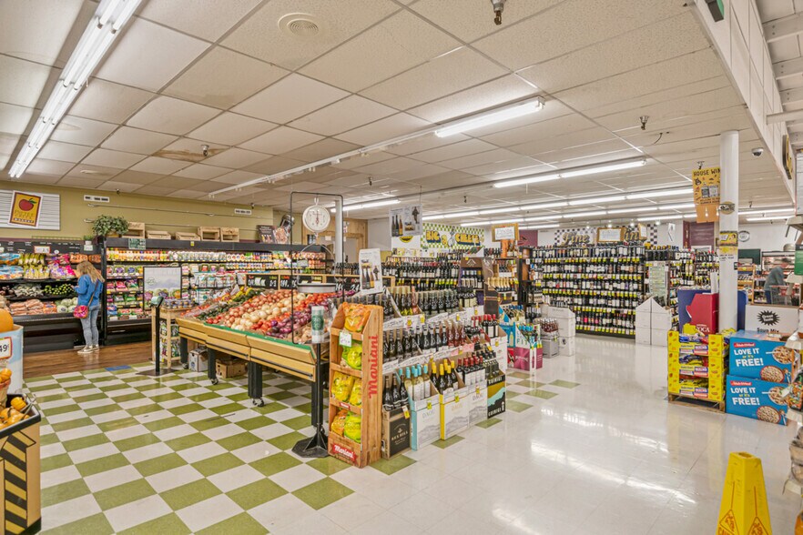 More Photos Of 704 SW Higgins Ave, Missoula Supermarket For Sale