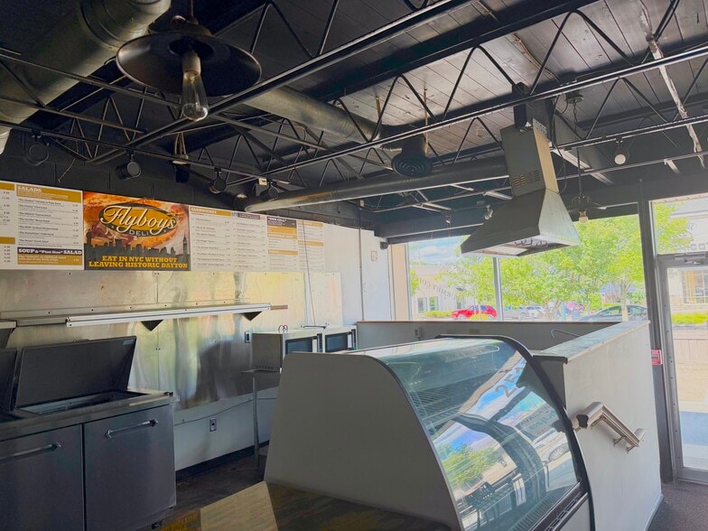 More Photos Of 2515 Far Hills Ave, Oakwood Restaurant For Lease