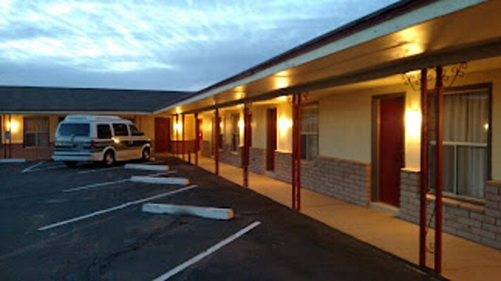 More Photos Of 2101-2105 Navajo Blvd, Holbrook Hospitality For Sale