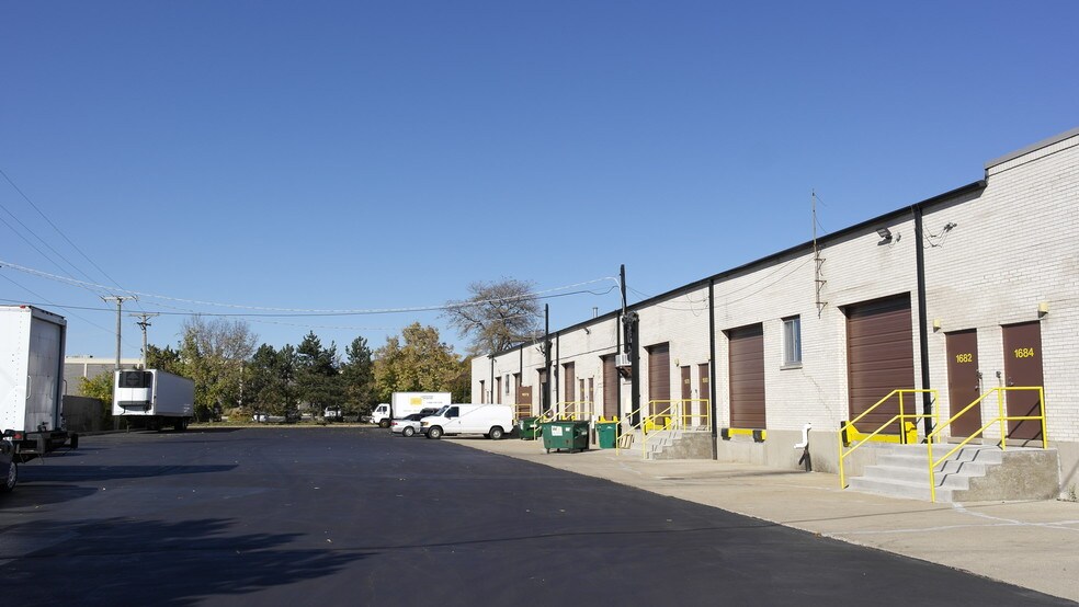 More Photos Of 1666-1684 S Wolf Rd, Wheeling Distribution For Lease