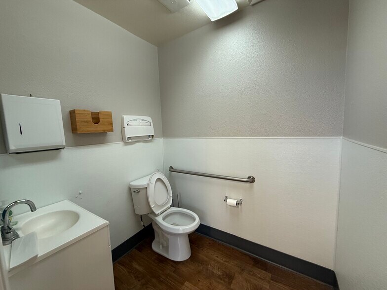 More Photos Of 1000 Delbon Ave, Turlock Medical For Lease