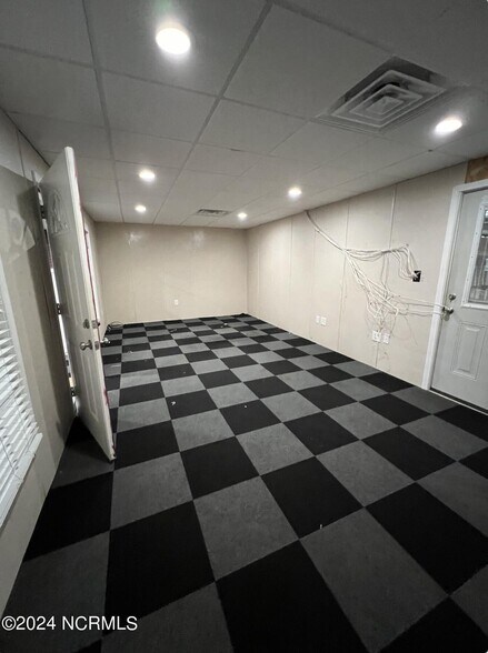 More Photos Of 709 1/2 Southwest Blvd, Clinton Warehouse For Lease