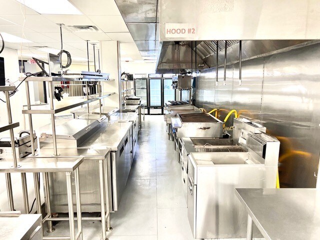 Primary Photo Of 1002 E Newport Center Dr, Deerfield Beach Flex For Lease