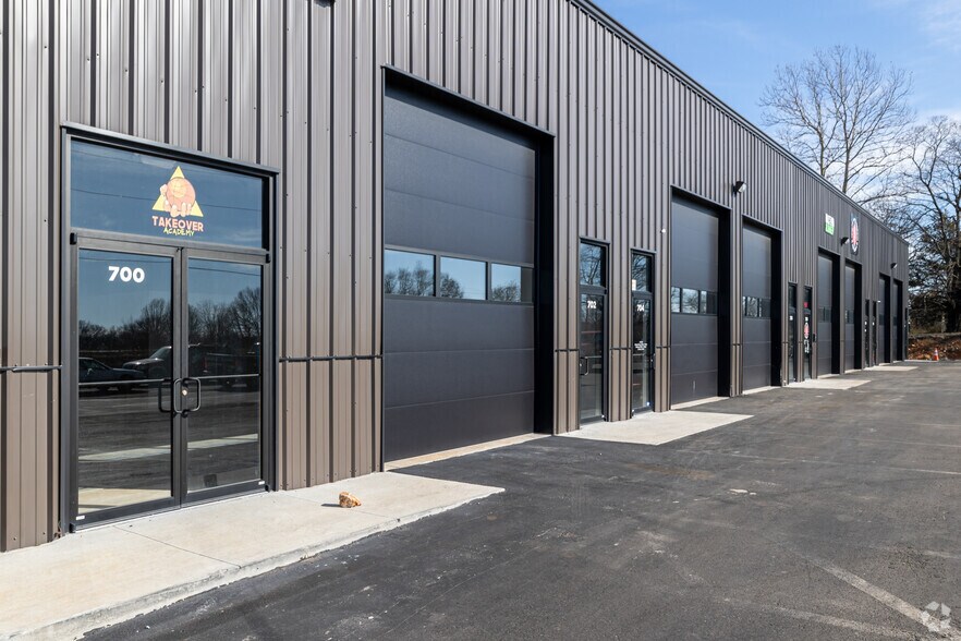 More Photos Of 700 E Third St, Gentry Flex For Lease
