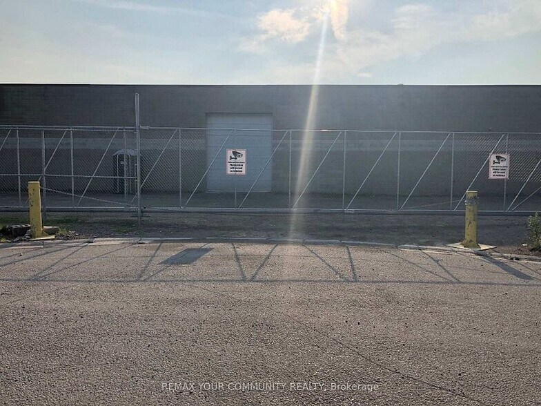 More Photos Of 11 Bodine Dr, Brantford Warehouse For Lease