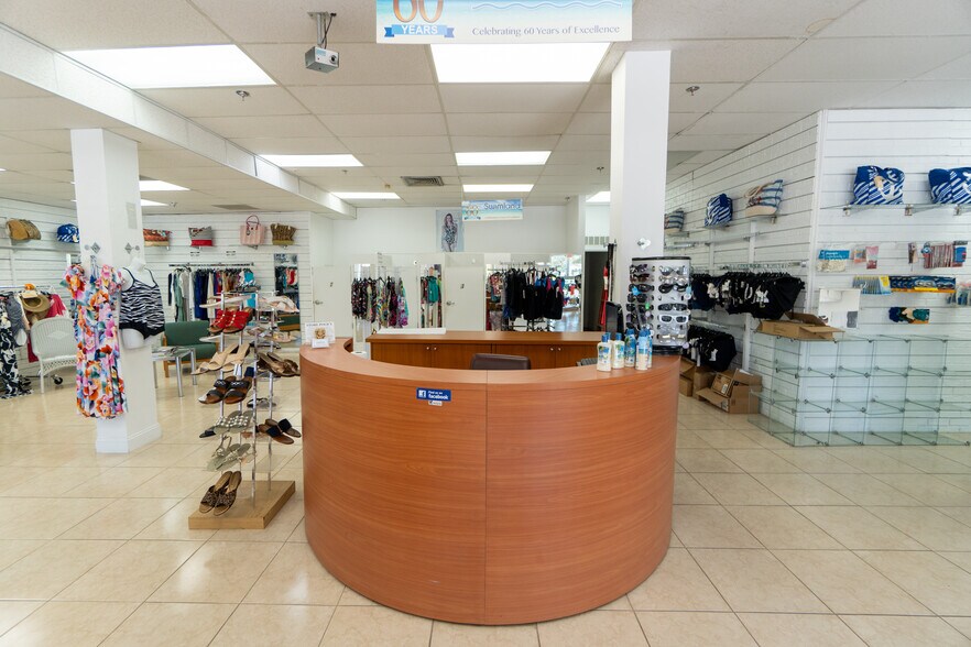 More Photos Of 3149 W Hallandale Beach Blvd, Hallandale Warehouse For Lease