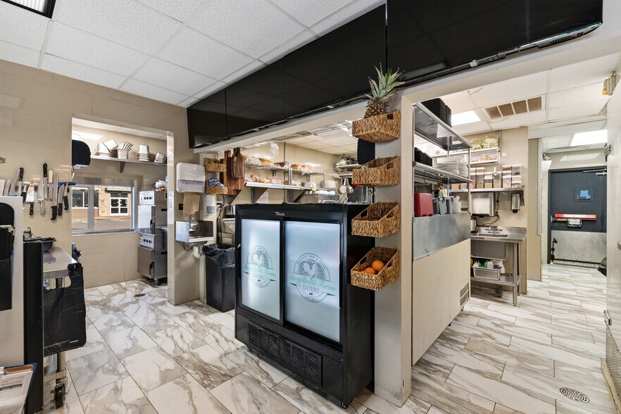 More Photos Of 320 W College St, Pulaski Fast Food For Sale