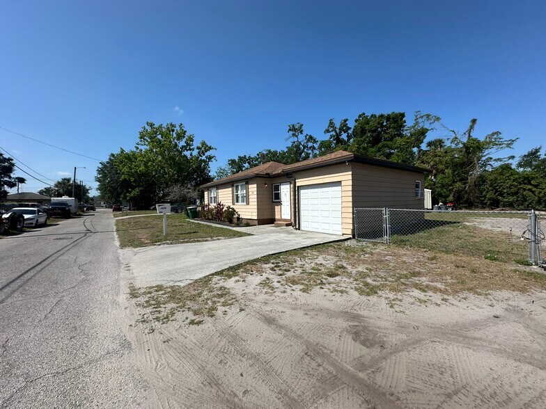 More Photos Of 2706 Stallone Dr, Tampa Office Residential For Lease