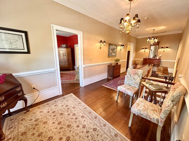 More Photos Of 615 College St, Clinton Hotel For Sale