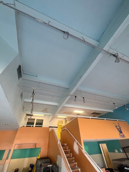 More Photos Of 7660 SW Barbur Blvd, Portland Veterinarian Kennel For Sale