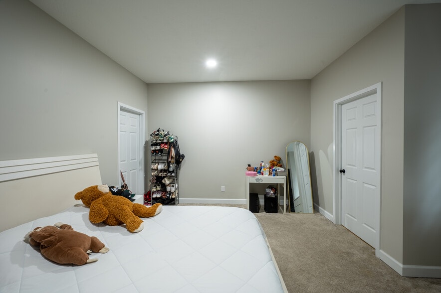 More Photos Of 2305 E Michigan St, Indianapolis Flex For Sale