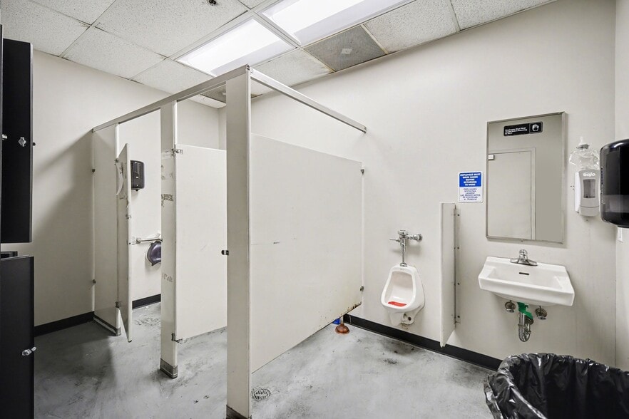 More Photos Of 10810 Withers Cove Park Dr, Charlotte Warehouse For Lease