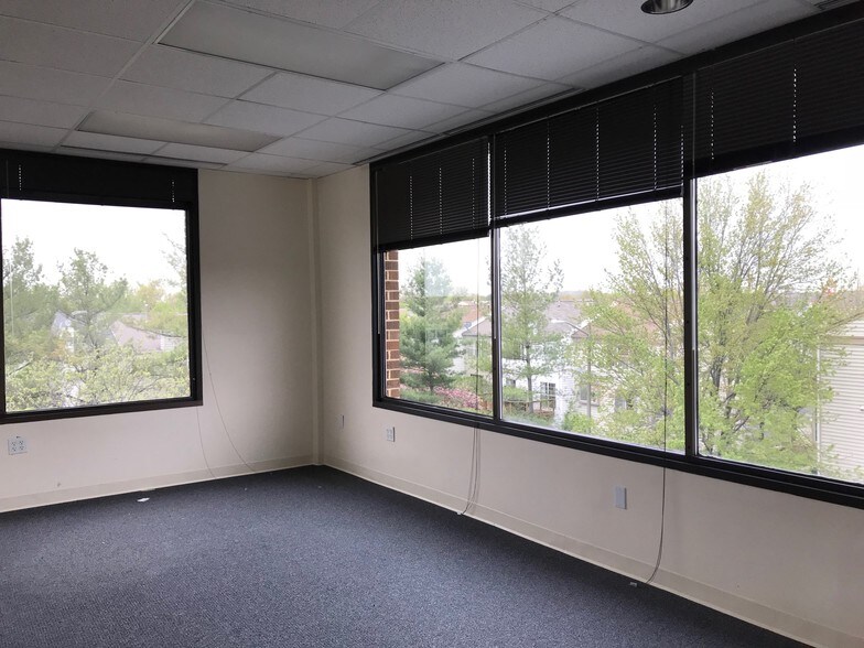 More Photos Of 1110-1118 Herndon Pky, Herndon Office For Lease