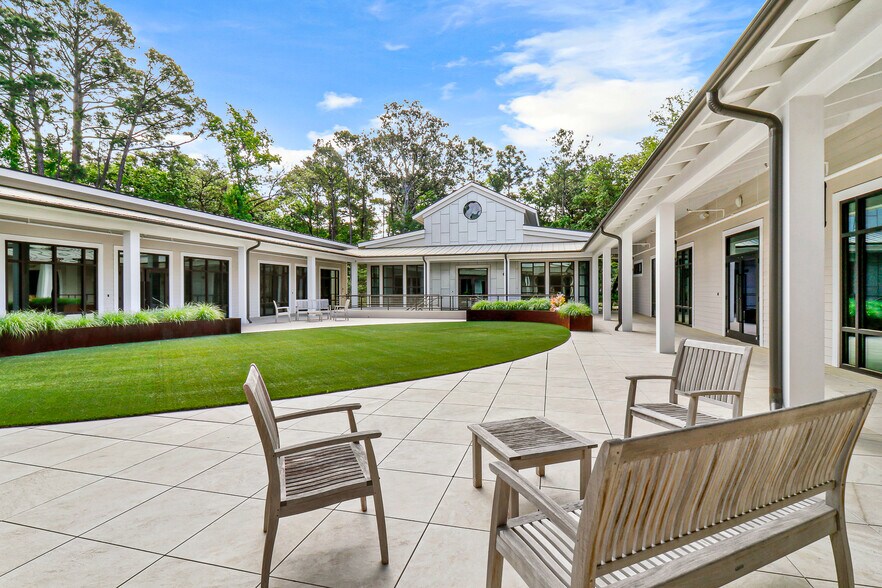 More Photos Of 10 Park Ln, Hilton Head Island Office For Sale