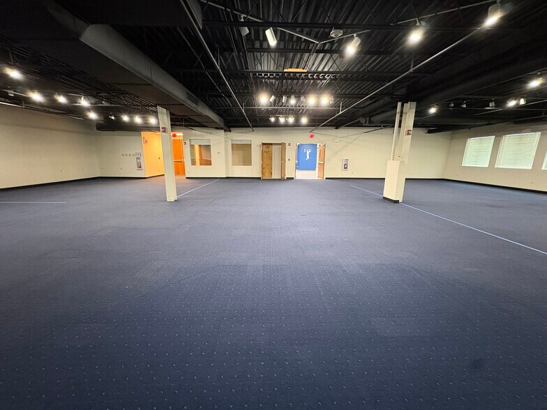 More Photos Of 450-480 E Roosevelt Rd, West Chicago Unknown For Lease