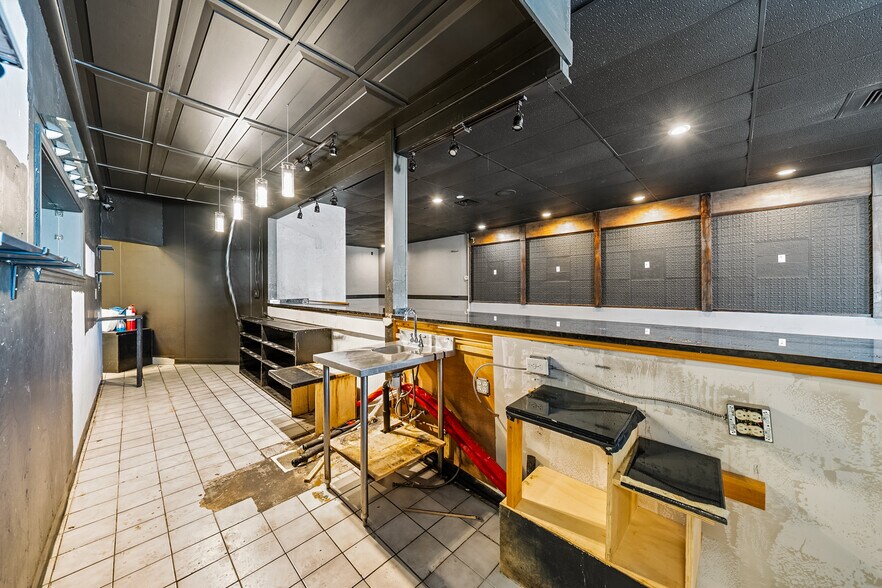 More Photos Of 2345 Ashland St, Ashland Freestanding For Lease