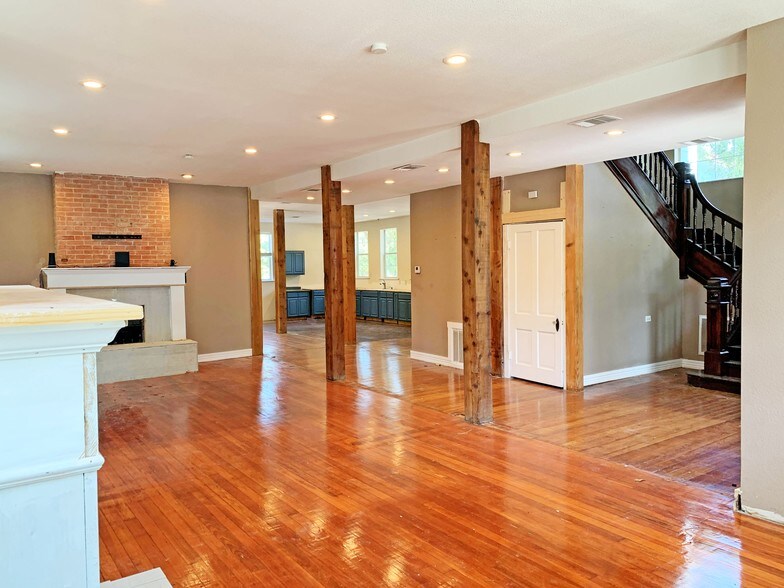 More Photos Of 127 Lewis St, San Antonio Office For Sale