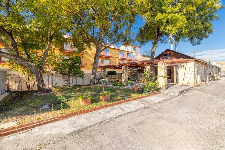 More Photos Of 926 S Laredo St, San Antonio Service For Sale