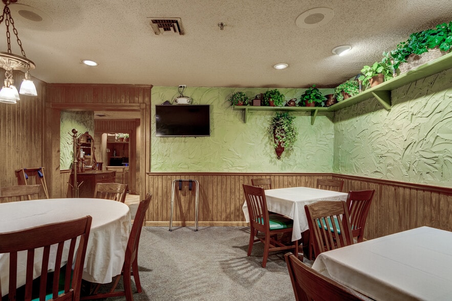 More Photos Of 1702 Park Hill Dr, Gainesville Restaurant For Sale