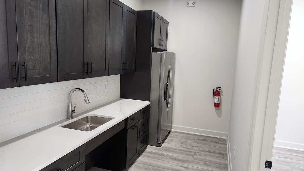 More Photos Of 1325 Main St, Katy Unknown For Lease