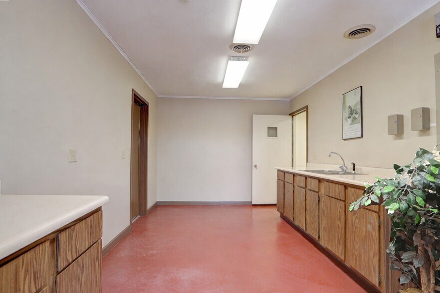 More Photos Of 762 Pre Emption Rd, Geneva Veterinarian Kennel For Sale