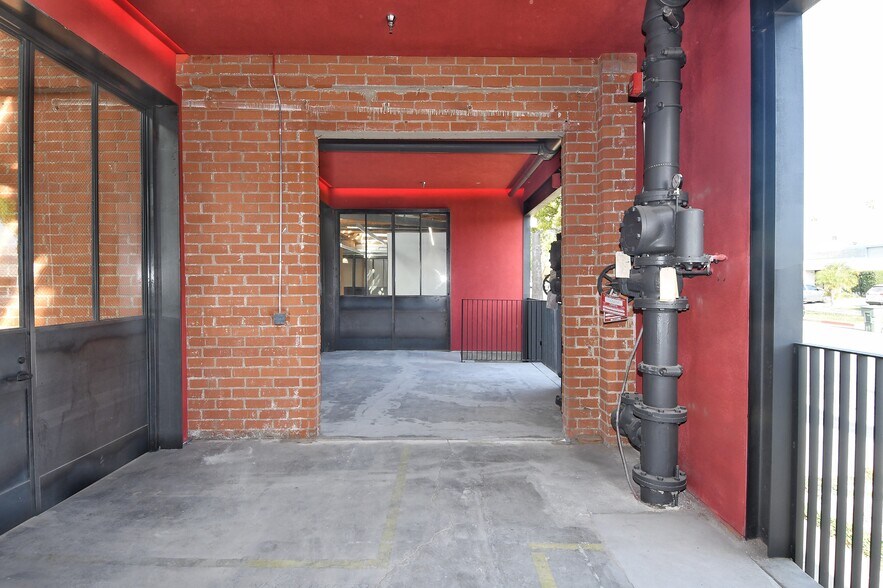 More Photos Of 1651 S Central Ave, Glendale Warehouse For Lease