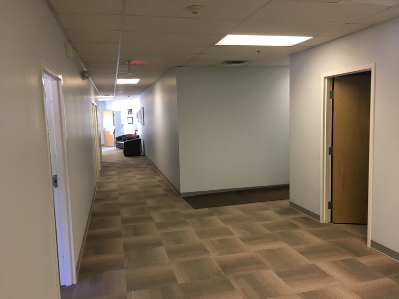More Photos Of 4 Center St, Merrimack Service For Lease