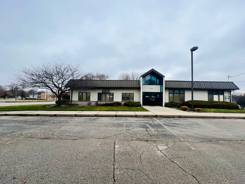 1234 N Water St, Decatur, IL 62521 Office For Sale