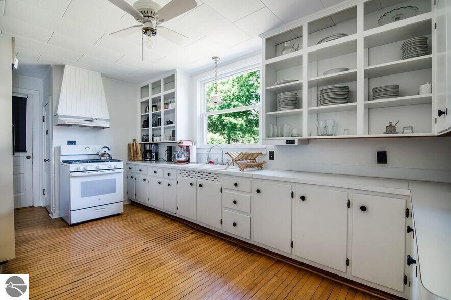 More Photos Of 2287 S Main St, Central Lake Hospitality For Sale