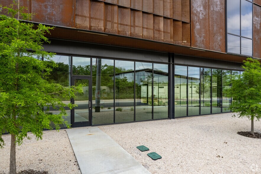 More Photos Of 1141 Shady Ln, Austin Office For Lease