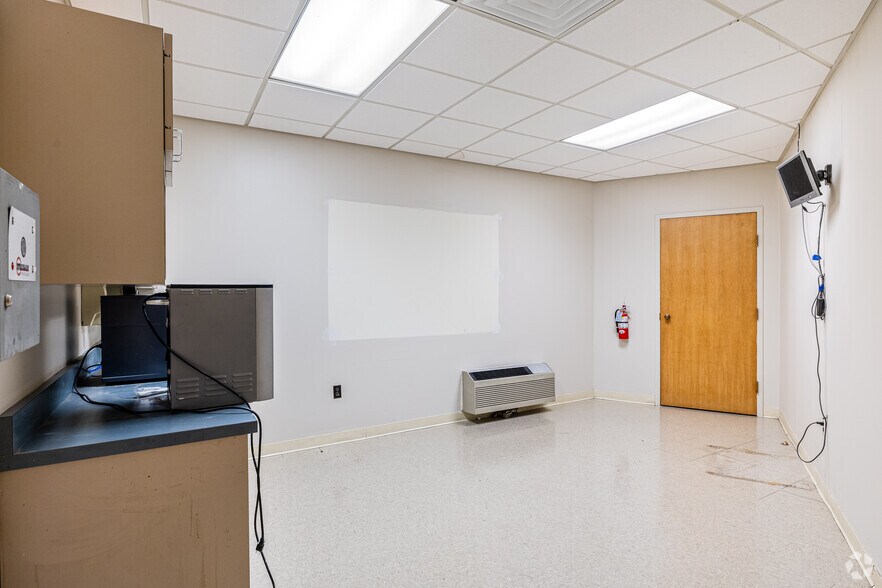 More Photos Of 101 E City Point Rd, Hopewell Bank For Sale