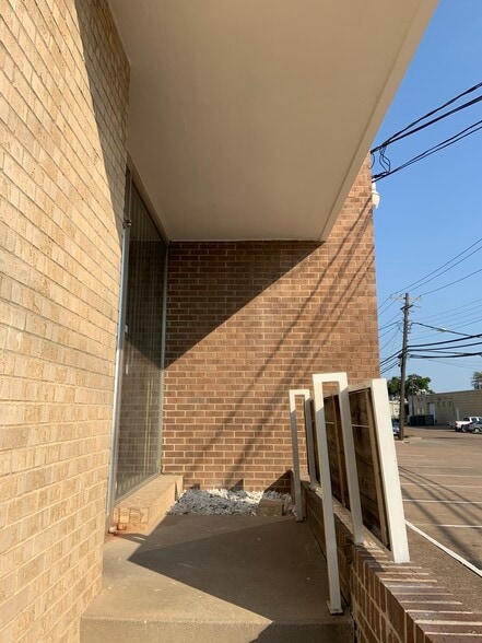 More Photos Of 2535 Farrington St, Dallas Light Distribution For Lease
