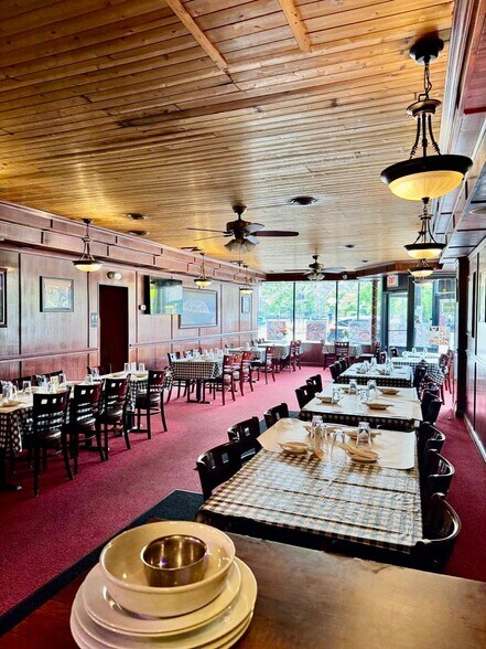 More Photos Of 2701-2709 W Lawrence Ave, Chicago Restaurant For Sale