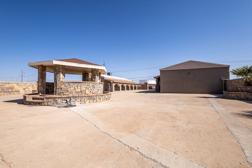 More Photos Of 13644 David Dr, El Paso Showroom For Lease