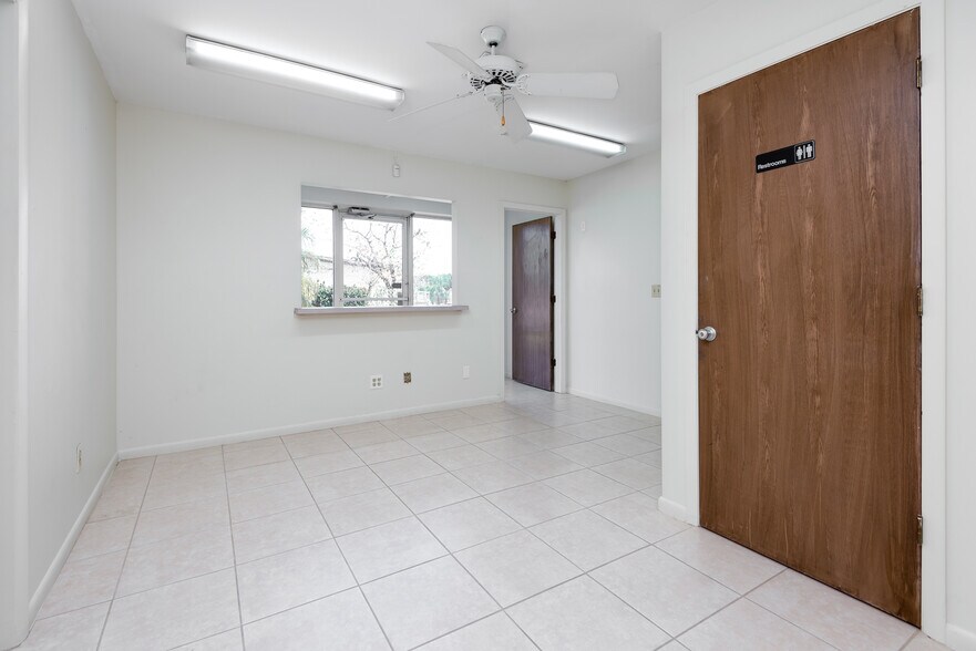 More Photos Of 420 NE 3rd Ave, Cape Coral Warehouse For Lease