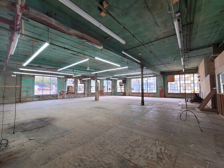 More Photos Of 830 Barry St, Bronx Warehouse For Lease