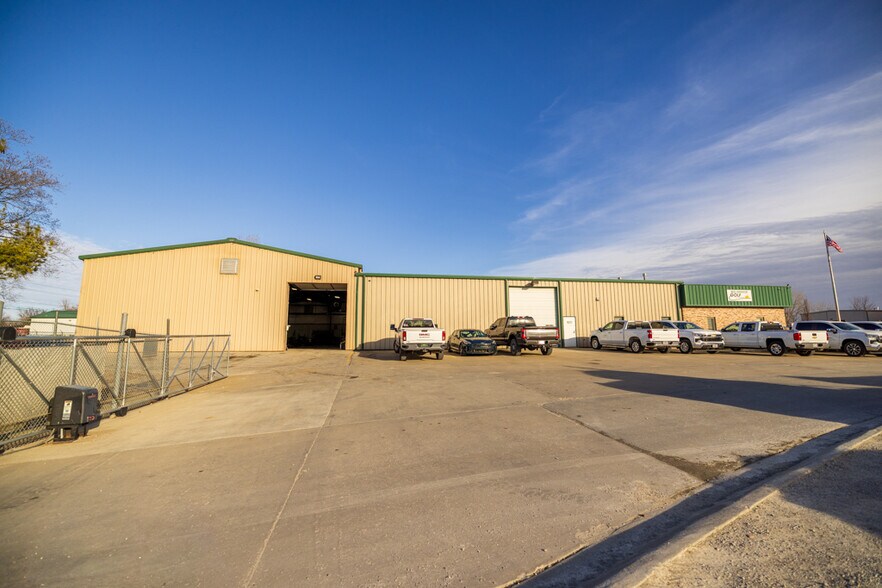 More Photos Of 1621 Se Summit St, Lee's Summit Light Distribution For Lease