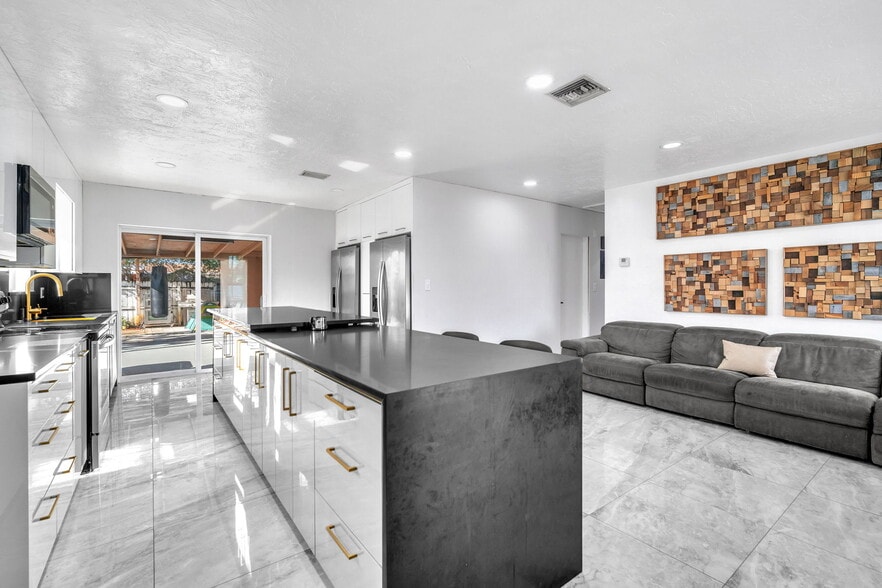 More Photos Of 7151 Taft St, Hollywood Office Residential For Sale