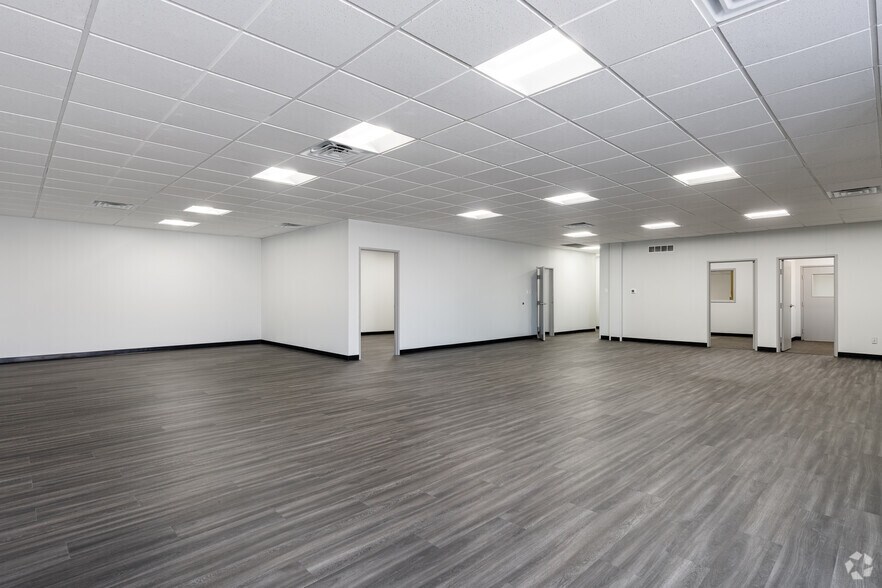 More Photos Of 712-740 W Mockingbird Ln, Dallas Warehouse For Lease