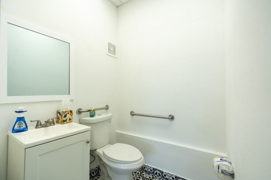 More Photos Of 7506-7560 NW 70th St, Miami Unknown For Lease