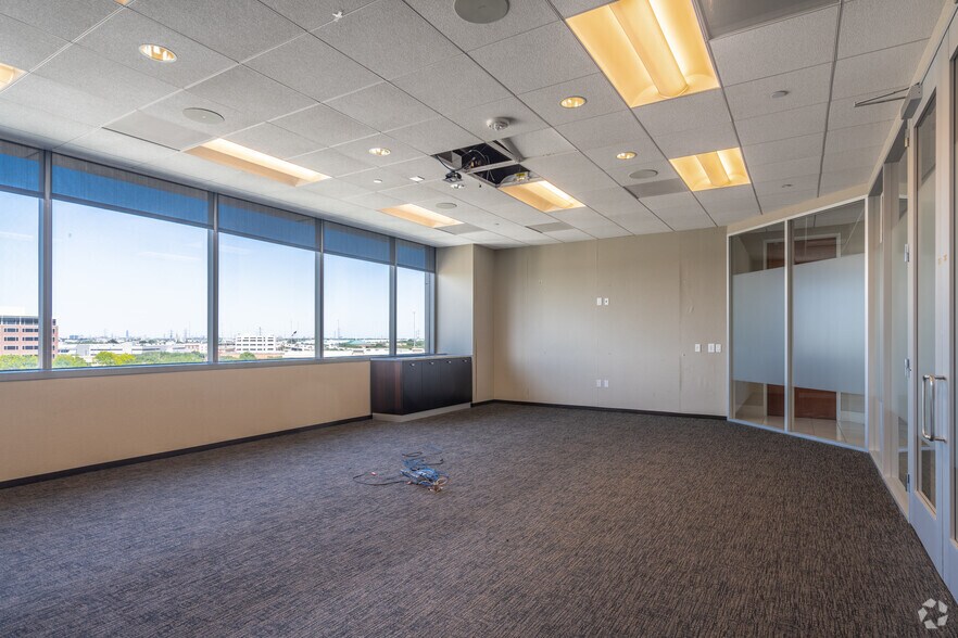 More Photos Of 3 Sugar Creek Center Blvd, Sugar Land Office For Lease