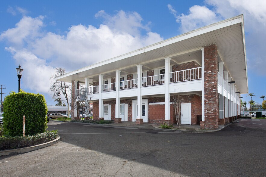 More Photos Of 1701 N Main St, Santa Ana Office For Sale