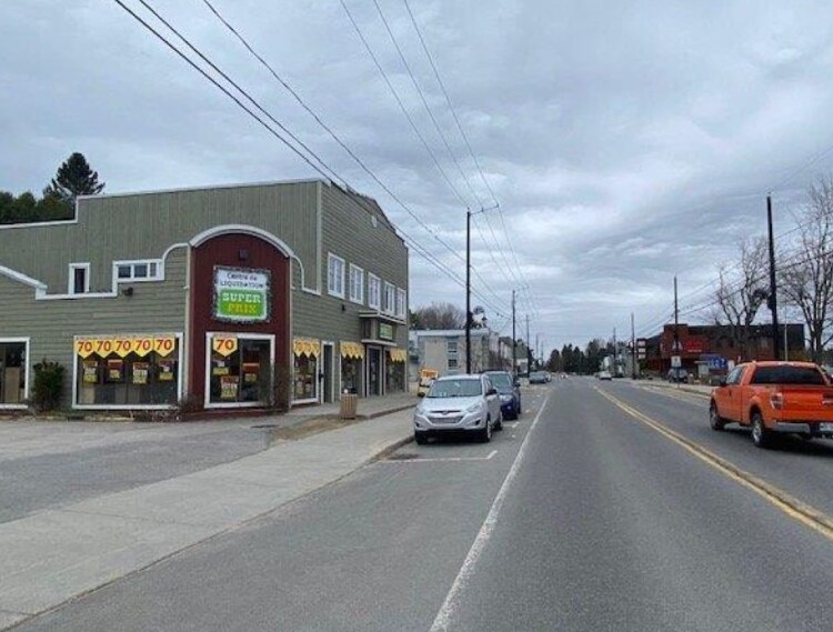 More Photos Of 669-677 Rue L'annonciation N, Rivière-Rouge Freestanding For Lease