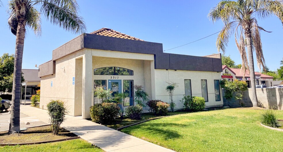 Primary Photo Of 2317 Jensen Ave, Sanger Medical For Sale