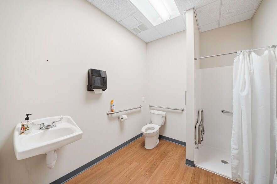 More Photos Of 1208 Highway 6, Sugar Land Medical For Lease