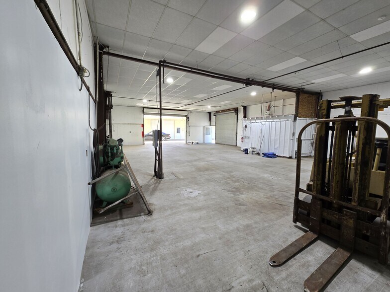 More Photos Of 10 Daisy Ave, Lodi Warehouse For Lease